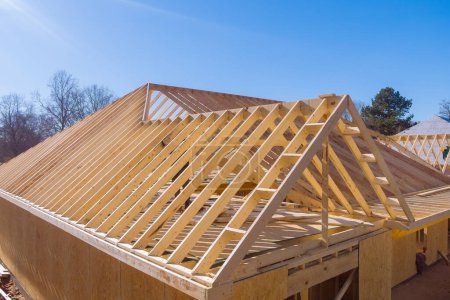Téléchargez les photos : Le cadre de toiture pour la maison de bâton de poutre a été construit en utilisant des fermes pendant la construction de la nouvelle maison - en image libre de droit