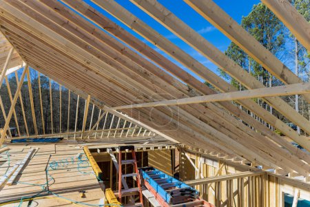 Foto de Marco de techo de madera de cerchas se construyó como parte de la construcción de nuevo palo de viga a casa - Imagen libre de derechos