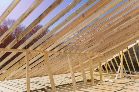 Téléchargez les photos : Bâtiment poutre bâton maison à partir de fermes ossature en bois a été réalisée pendant la construction maison - en image libre de droit