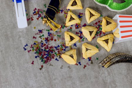 Téléchargez les photos : Fêtes juives religieuses Festival Pourim avec biscuits hamantaschen shofar bruyant tallit masques de carnaval comme symboles de célébration - en image libre de droit