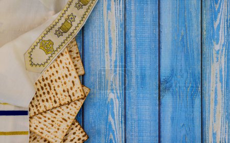 Téléchargez les photos : Pain matsa sans levain casher qui est consommé pendant la Pâque en tant que partie de la tradition juive - en image libre de droit