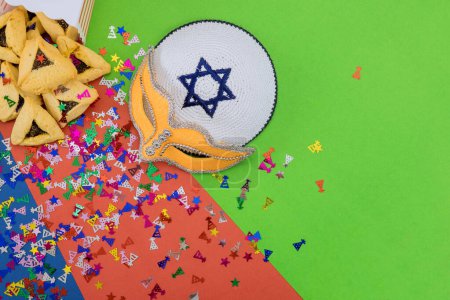Foto de Durante Purim es fiesta judía es costumbre intercambiar regalos de hamantaschen galletas beber con amigos familiares. - Imagen libre de derechos