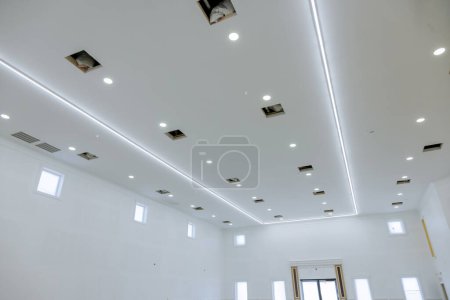 Téléchargez les photos : Système de ventilation et de climatisation est installé sur le plafond de la maison, qui a déjà été peint - en image libre de droit