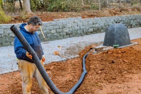 Foto de Montaje de tubería de drenaje es necesario para la recogida de agua de lluvia. - Imagen libre de derechos