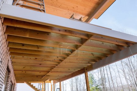 Foto de Creación de diseño para el patio adjunto de la cubierta de madera de la nueva casa construida a medida con nuevas vigas de suelo - Imagen libre de derechos