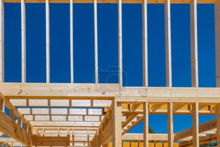 Foto de Marco de madera se llevó a cabo durante la construcción de viga palo de diseño de casa vigas trusses - Imagen libre de derechos