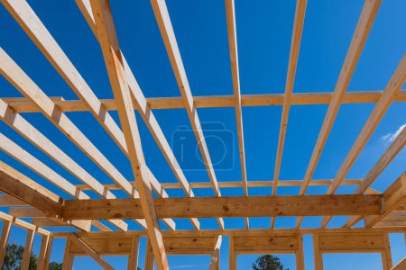 Foto de Las vigas de marco se utilizan para construir el diseño de marco de vigas en la casa de madera de nueva construcción. - Imagen libre de derechos