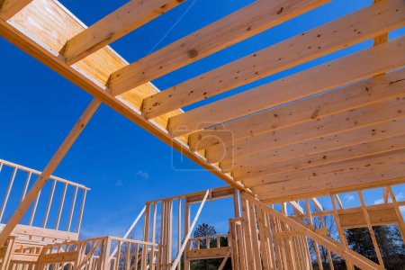 Rahmenbalken werden in neu konstruierter Holzkonstruktion verwendet, um die Anordnung der Balken zu unterstützen.