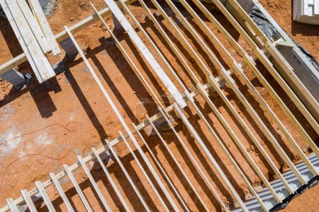 Foto de Trabajos de instalación madera piso viga cerchas disposición en bloque de hormigón fundación nuevo hogar personalizado - Imagen libre de derechos