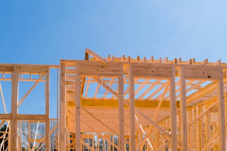 Foto de En el sitio de construcción hay vigas de madera marco palo que se utilizará para construir nueva casa - Imagen libre de derechos
