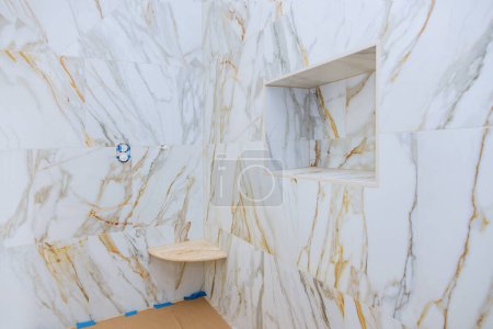Téléchargez les photos : Concevoir un intérieur inachevé à la rénovation de la salle de bain avec douche pour maison neuve - en image libre de droit