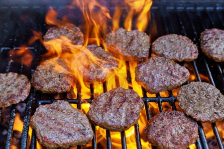 Téléchargez les photos : Utilisation barbecue feu grille de flamme pour la cuisson des hamburgers de viande de bœuf grillé barbecue pour hamburgers - en image libre de droit