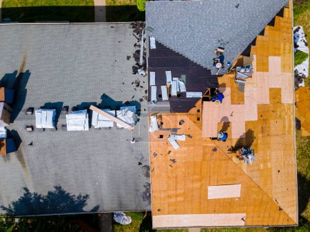 Dach eines Mehrfamilienhauses wurde repariert, indem alte Schindeln durch neue ersetzt wurden