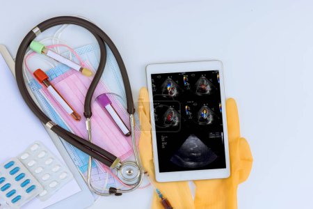 Téléchargez les photos : Le médecin utilise l'échocardiographie par échographie pour évaluer l'état cardiaque du patient afin de prescrire le bon traitement - en image libre de droit