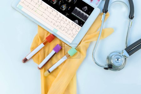 Téléchargez les photos : Médecin utilise tablette numérique pour échographie diagnostic échocardiographie patient à un traitement précis - en image libre de droit
