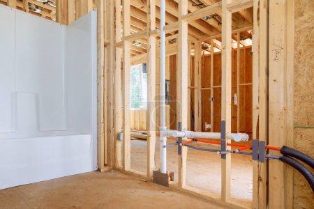 Téléchargez les photos : Nouvelle maison salle de bain remodeler raccorder la plomberie pour baignoire acrylique une installation - en image libre de droit