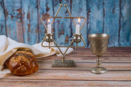 Foto de Sabbath calor tradicional fiesta judía celebración con pan de jalá casero, vino kosher, velas - Imagen libre de derechos