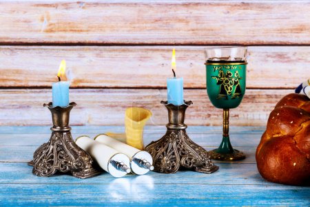 Foto de Abrazando sabbath tradicional fiesta judía con pan de jalá casero, vino kosher, velas - Imagen libre de derechos
