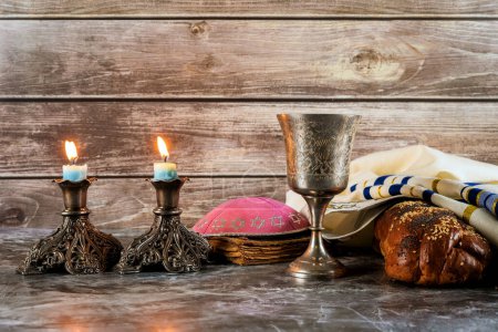 Foto de Pan casero de jalá, vino kosher, velas significado de sábado en la celebración de vacaciones judías - Imagen libre de derechos