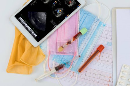 Téléchargez les photos : L'utilisation du comprimé numérique médecin surveille l'échocardiographie par échographie ECG patient activité cardiaque pour prescrire le bon traitement - en image libre de droit