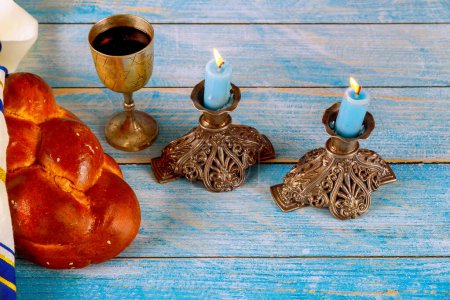 Foto de Fiesta sabática tradicional con pan casero de jalá, vino kosher, velas - Imagen libre de derechos