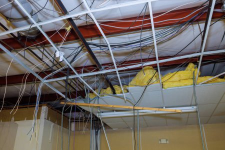 Foto de Reconstrucción de edificios interiores con complejo de construcción requiere la eliminación del techo viejo a través de obras de techo. - Imagen libre de derechos