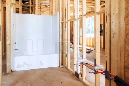 Téléchargez les photos : Salle de bains de travail de plomberie remodeler l'installation d'une nouvelle baignoire acrylique dans une nouvelle maison - en image libre de droit
