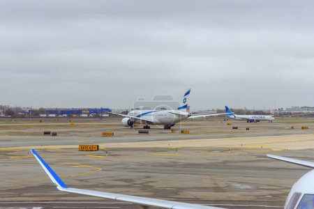 Téléchargez les photos : 30 octobre 2023 Aéroport EWR Newark NJ USA A l'aéroport EWR Newark, un avion d'Israel Airlines s'apprête à décoller - en image libre de droit