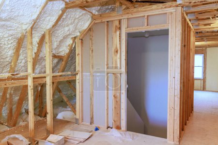 Aislamiento de espuma de aerosol se utiliza para aislar la pared de una obra en construcción nueva casa