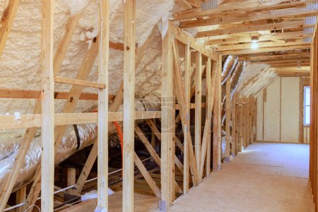Während des Baus eines neuen Eigenheims wird an den Wänden eine Wärmedämmung aus Sprühschaum installiert