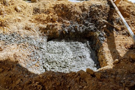 Téléchargez les photos : Bâtiment travailleur de la construction coulant béton ciment prêt à la fondation - en image libre de droit