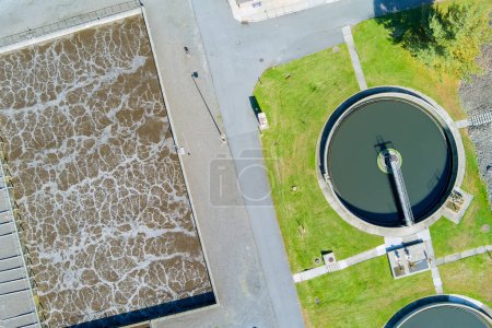 Téléchargez les photos : Station d'épuration des eaux usées industrielles avec réservoirs d'aération recyclage de l'eau. - en image libre de droit