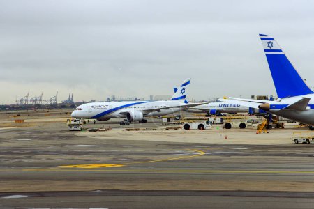 Téléchargez les photos : 30 octobre 2023 EWR Airport Newark NJ USA. C'est la préparation de l'avion Israel Airlines au terminal de l'aéroport international de Newark EWR - en image libre de droit