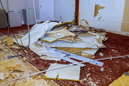 Téléchargez les photos : Lors de la rénovation de la maison, vieux plâtre endommagé cloisons sèches ont été enlevés - en image libre de droit