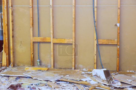 Téléchargez les photos : Lors de la rénovation de la maison, le processus d'enlèvement des vieux placoplâtre endommagé est effectué - en image libre de droit