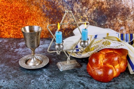 Foto de Fiesta judía alegría sábado celebración con pan tradicional de jalá casera, vino kosher, velas - Imagen libre de derechos