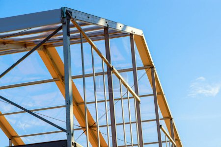 Téléchargez les photos : Poutres de charpente en acier en cours de construction pour un bâtiment commercial industriel - en image libre de droit