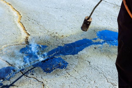 Téléchargez les photos : Fissures liquides d'asphalte de remplissage de joint de fissure, pour la réparation, surface de route de restaurateur de joint - en image libre de droit
