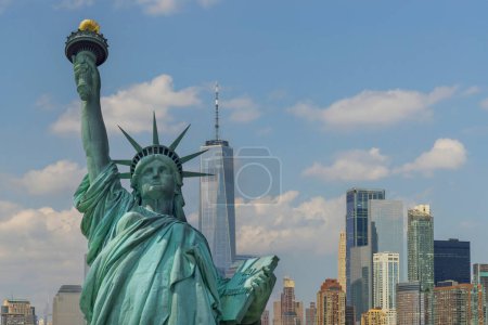 Estatua de la Libertad con bellamente Manhattan en el fondo de la ciudad de Nueva York