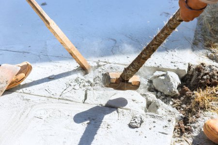 Téléchargez les photos : Travailleur sur chantier avec marteau démolition de l'ancienne allée en béton - en image libre de droit