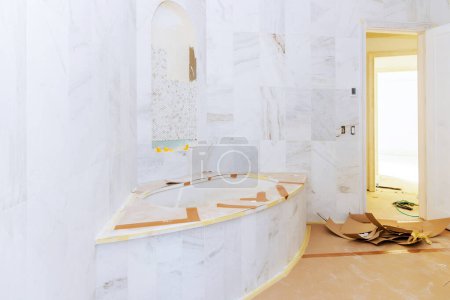 Foto de Diseño interior inacabado para bañera de baño en casa nueva - Imagen libre de derechos