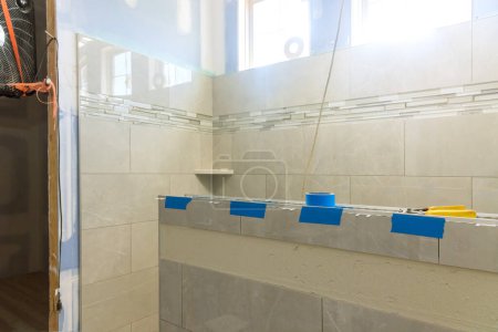 Foto de Un diseño interior inacabado para baño nuevo que todavía está en construcción - Imagen libre de derechos