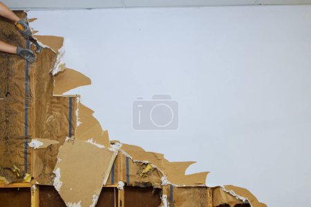 Téléchargez les photos : Démontage vieux plâtre endommagé placoplâtre pendant la reconstruction de la maison - en image libre de droit