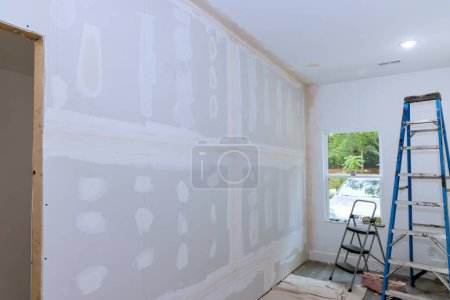 Foto de Como la construcción de nueva casa, yeso paneles de yeso se han completado por lo que la casa está lista para ser pintada - Imagen libre de derechos