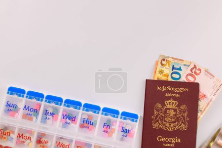 Téléchargez les photos : Qualité, traitement coûteux est disponible en Géorgie avec passeport géorgien, billets de banque lari, ainsi que des capsules de médicaments - en image libre de droit