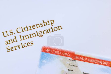 Téléchargez les photos : Les services américains de citoyenneté et d'immigration délivrent des cartes d'autorisation d'emploi aux immigrants américains - en image libre de droit