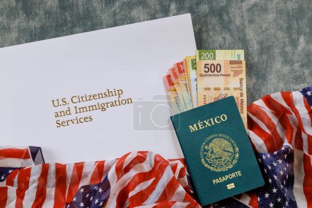Téléchargez les photos : Passeport, peso du Mexique avec citoyenneté d'immigration, légalisation aux États-Unis citoyen du Mexique est des services de naturalisation - en image libre de droit