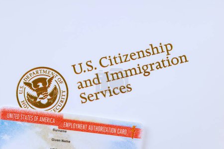 Téléchargez les photos : La carte d'autorisation d'emploi est un document qui autorise un immigrant à travailler aux États-Unis. Il est délivré par le Département de la sécurité intérieure. - en image libre de droit