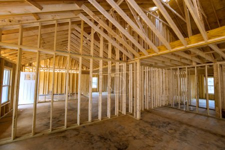 Foto de En la construcción de un nuevo hogar, se puede ver vigas de apoyo marco palo - Imagen libre de derechos