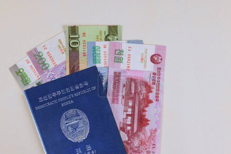 Foto de Corea del Norte moneda ganó en billetes en efectivo en Corea del Norte de pasaporte sobre fondo blanco - Imagen libre de derechos